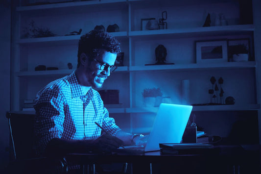 A tela computador pode ser um problema para a visão? Entenda tudo que diz respeito às luzes azuis! - SunKids
