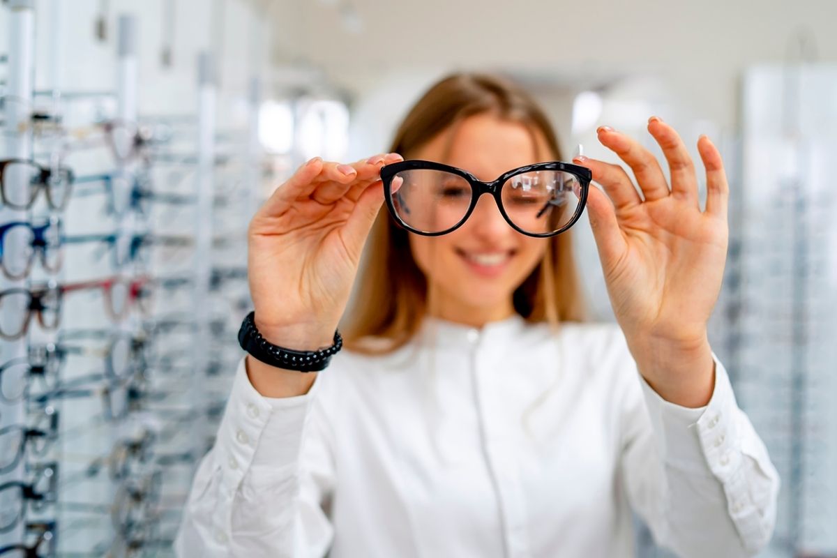 Reportagem sobre o crescimento exponencial que o mercado de óculos anda apresentando desde o início do século: Entenda tudo que influencia este mercado! - SunKids