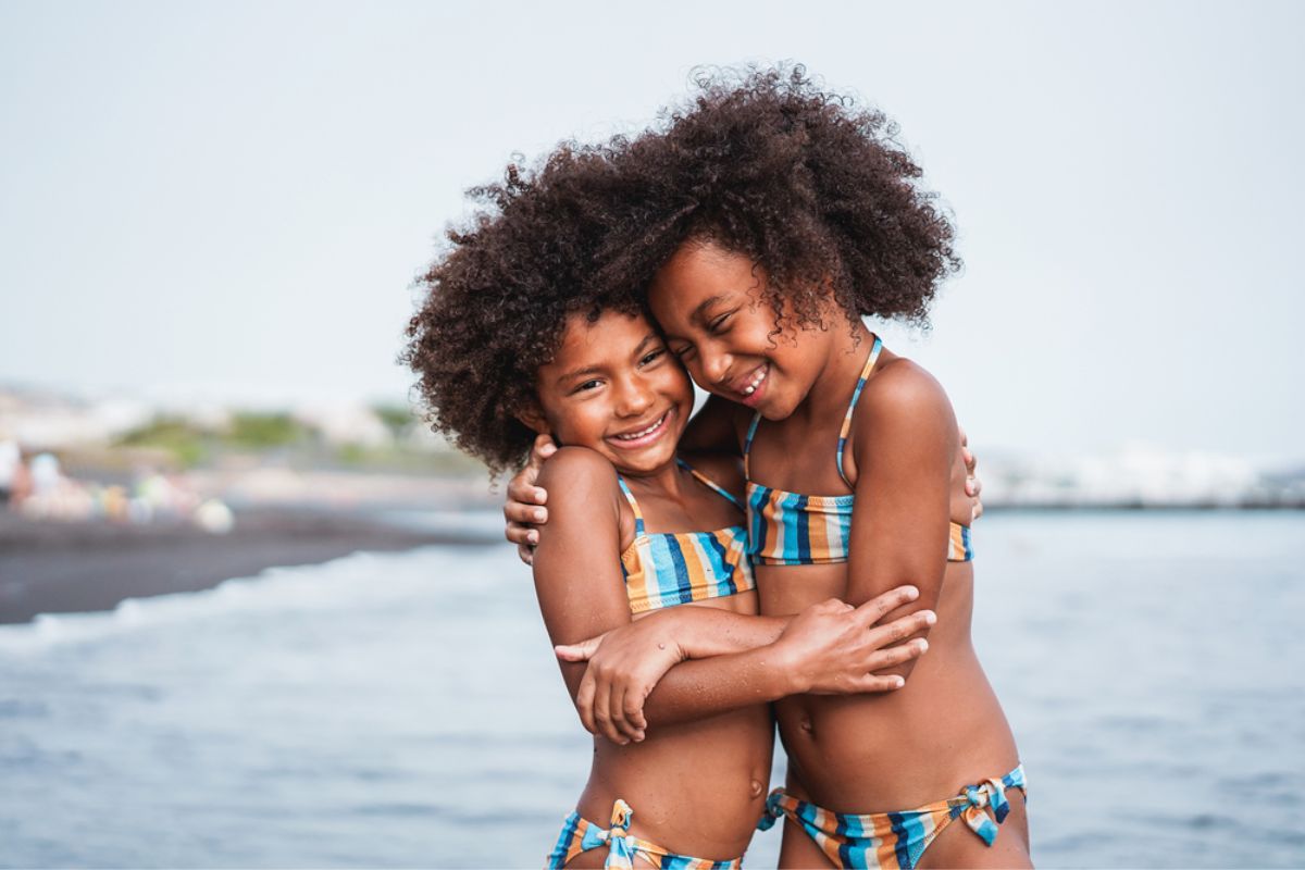 Roupa de praia infantil com proteção solar: Conheça uma das maiores tendências infantis para o verão! - SunKids