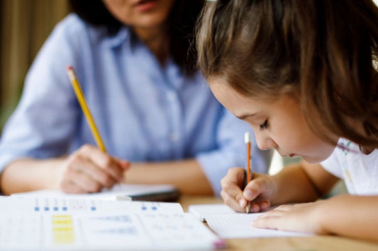 Criança estudando: Veja como proteger a visão do seu filho enquanto potencializa a sua eficiência e resultado com os estudos - SunKids