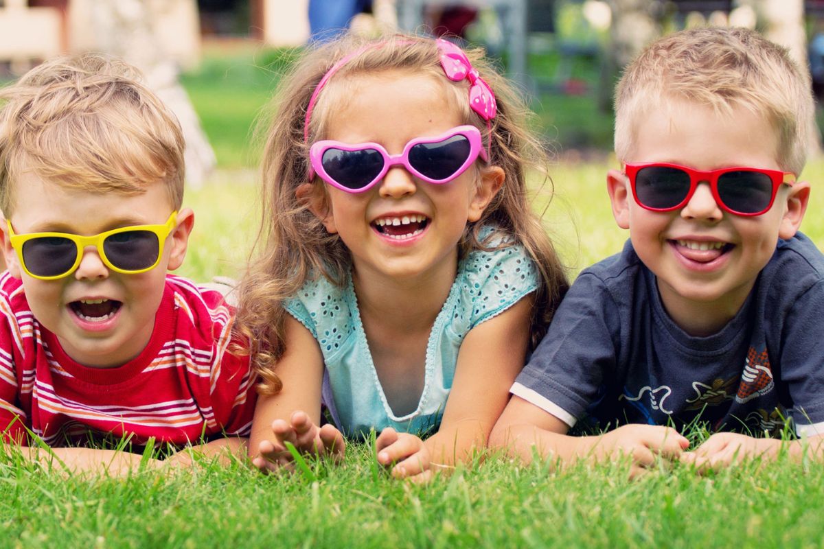 Conheça as principais opções de óculos de sol infantil e veja todas as características que você deve buscar para estes óculos - SunKids