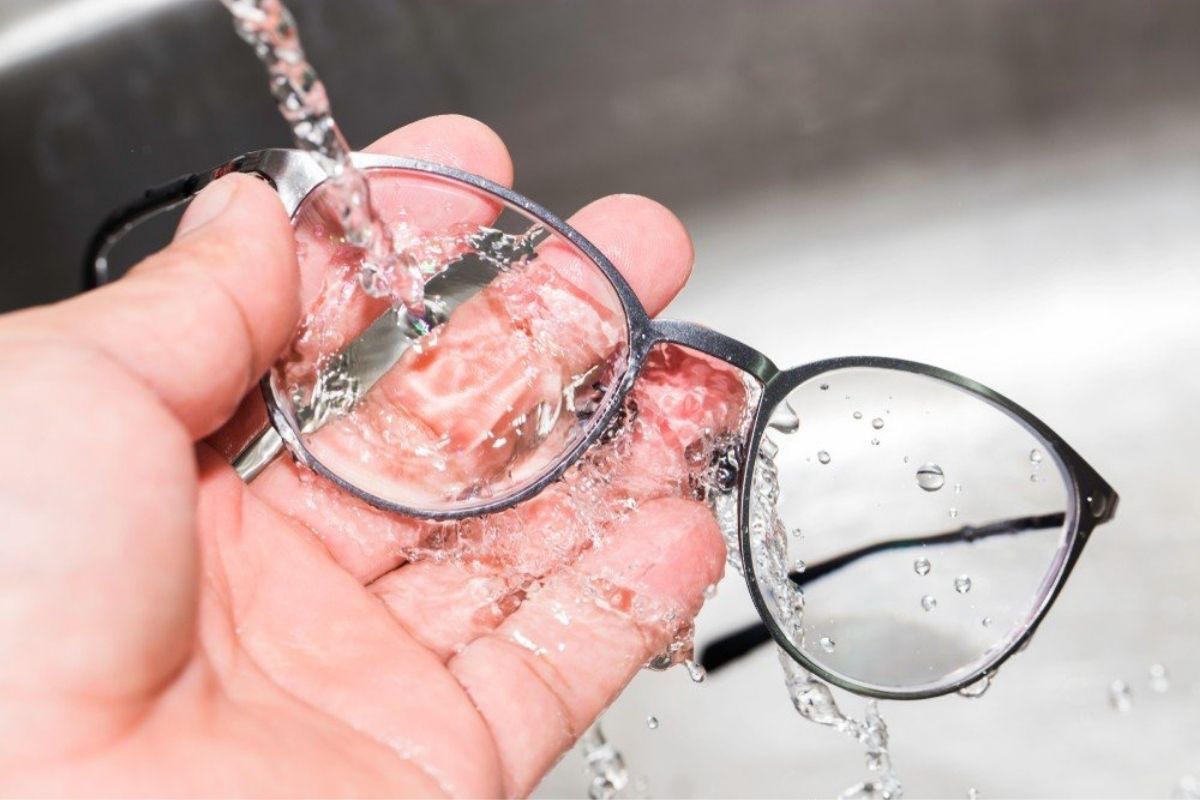 Como limpar lente de óculos: 4 dicas para você aumentar a preservação do seu óculos! - SunKids