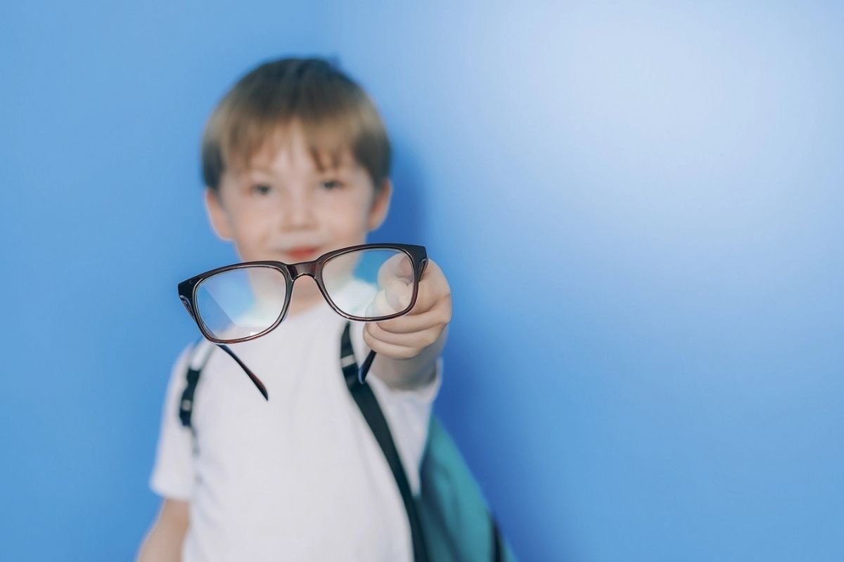 Proteja a visão do seu filho para o futuro: Principais sintomas de miopia que você deve se atentar - SunKids