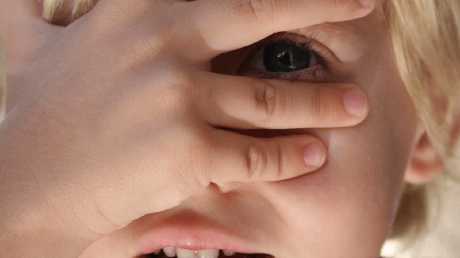 Criança com sensibilidade à luz: Saiba o que pode ser e como lidar