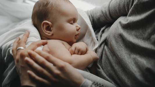 Seu bebê só quer dormir no colo? Veja como mudar isso! 