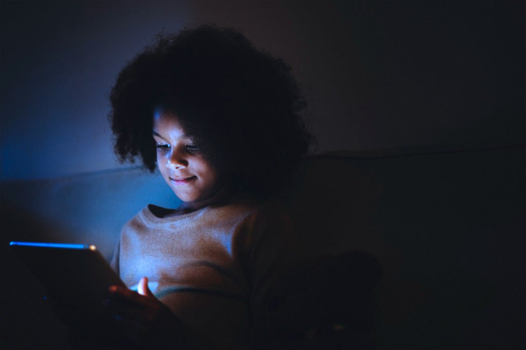 Luz azul: o que é e por que é tão perigosa para crianças - SunKids